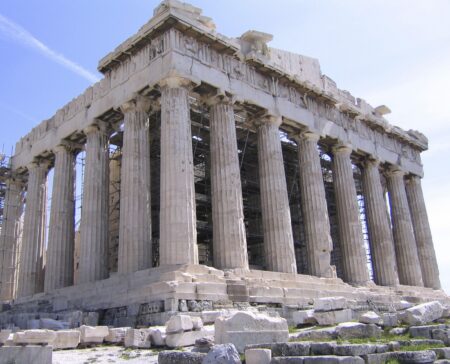 Tre fammenti del Partenone restituiti alla Grecia