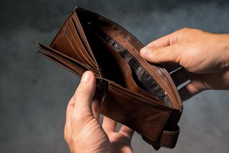 Tagli a pensioni e sanità, il costo del riarmo in Francia